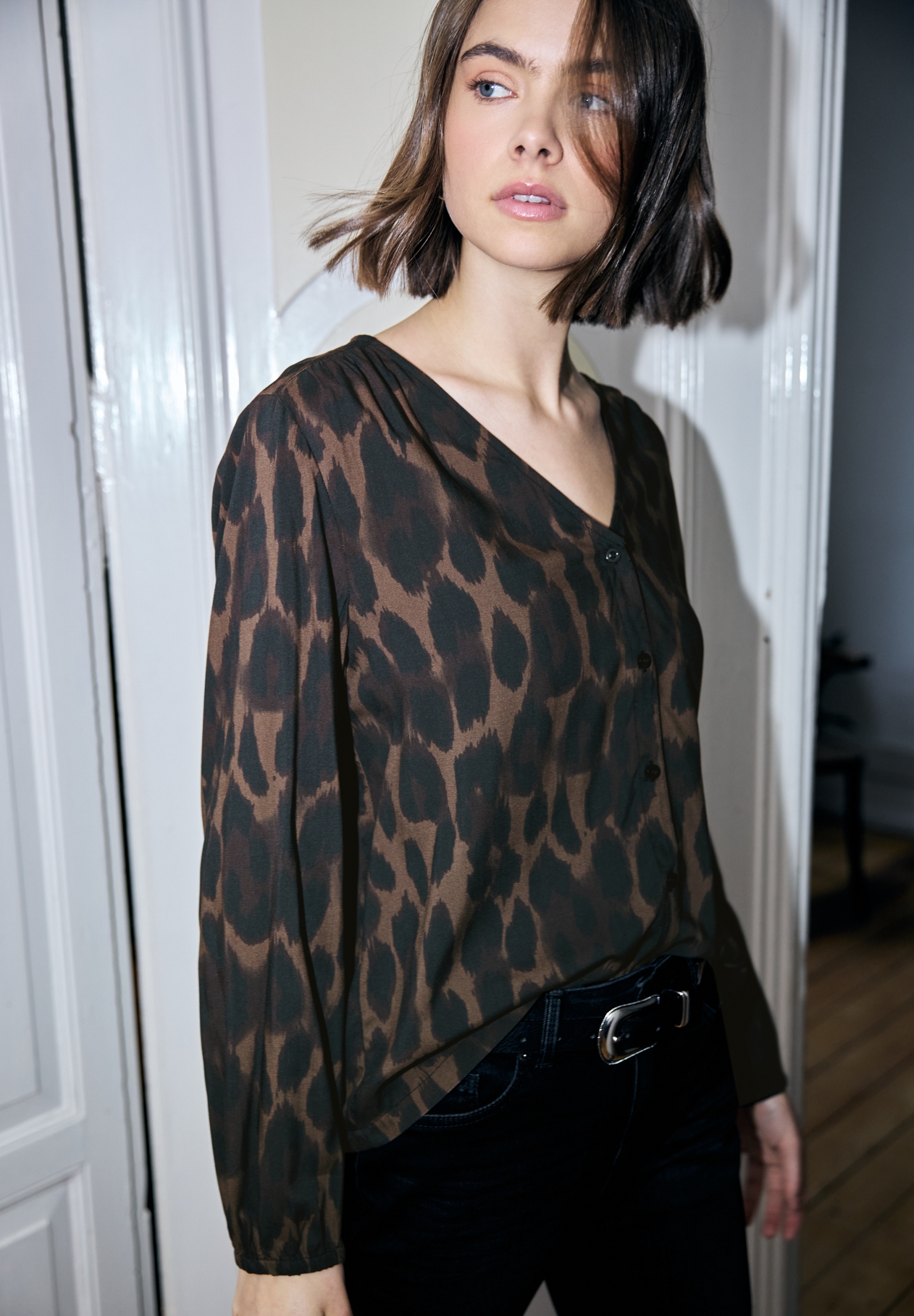 LTD QR Buttoned V-neck blouse #3