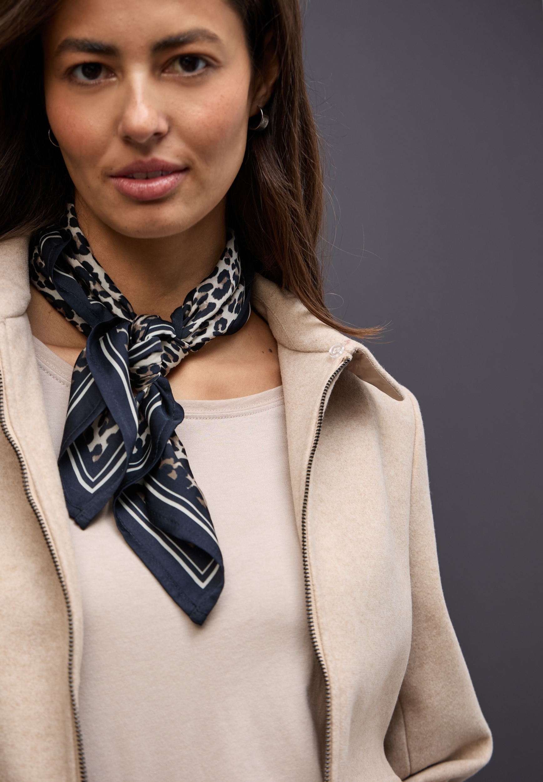 Leo Nicki Satin Square #5