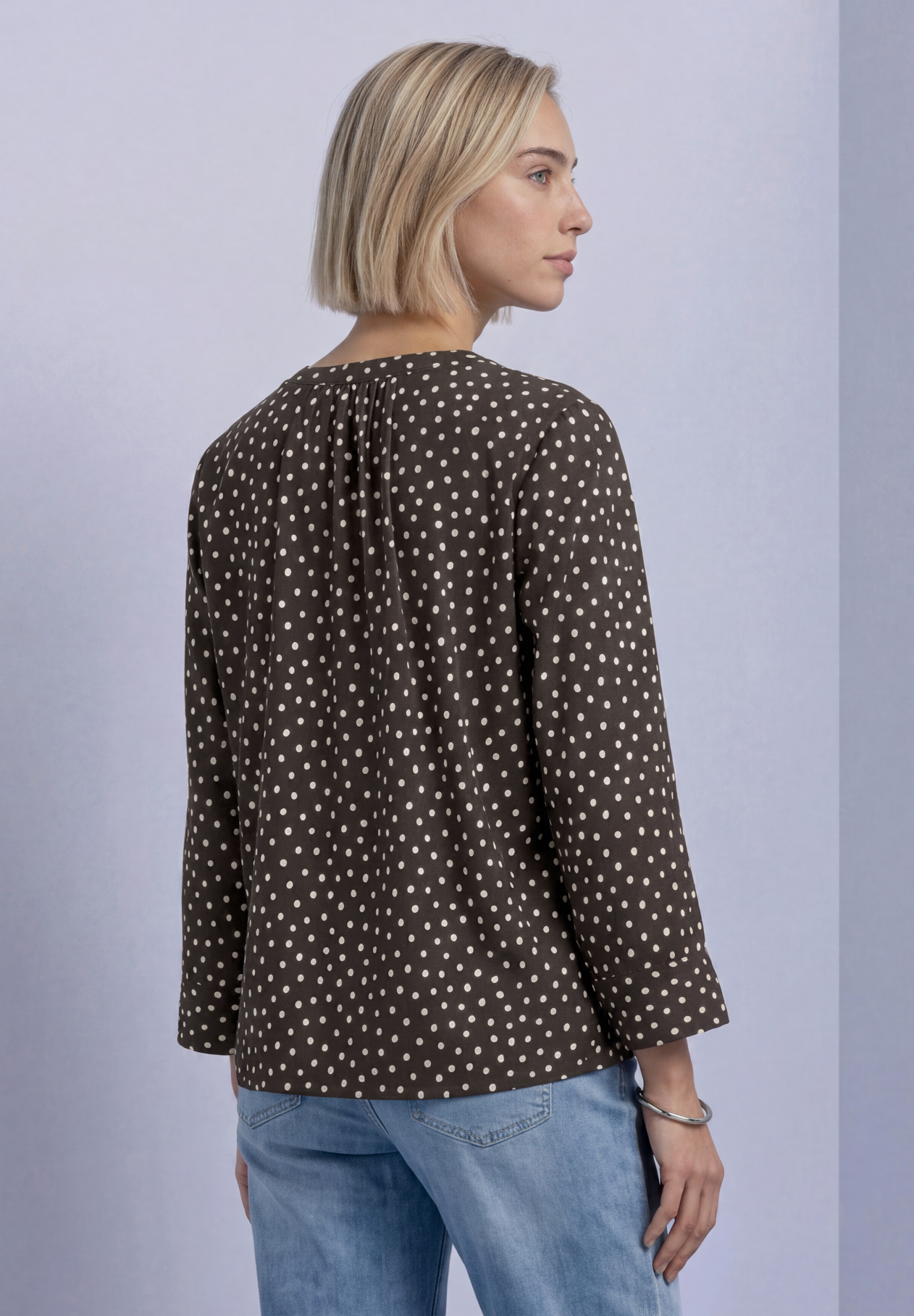 LTD QR Splitneck blouse w butt #4