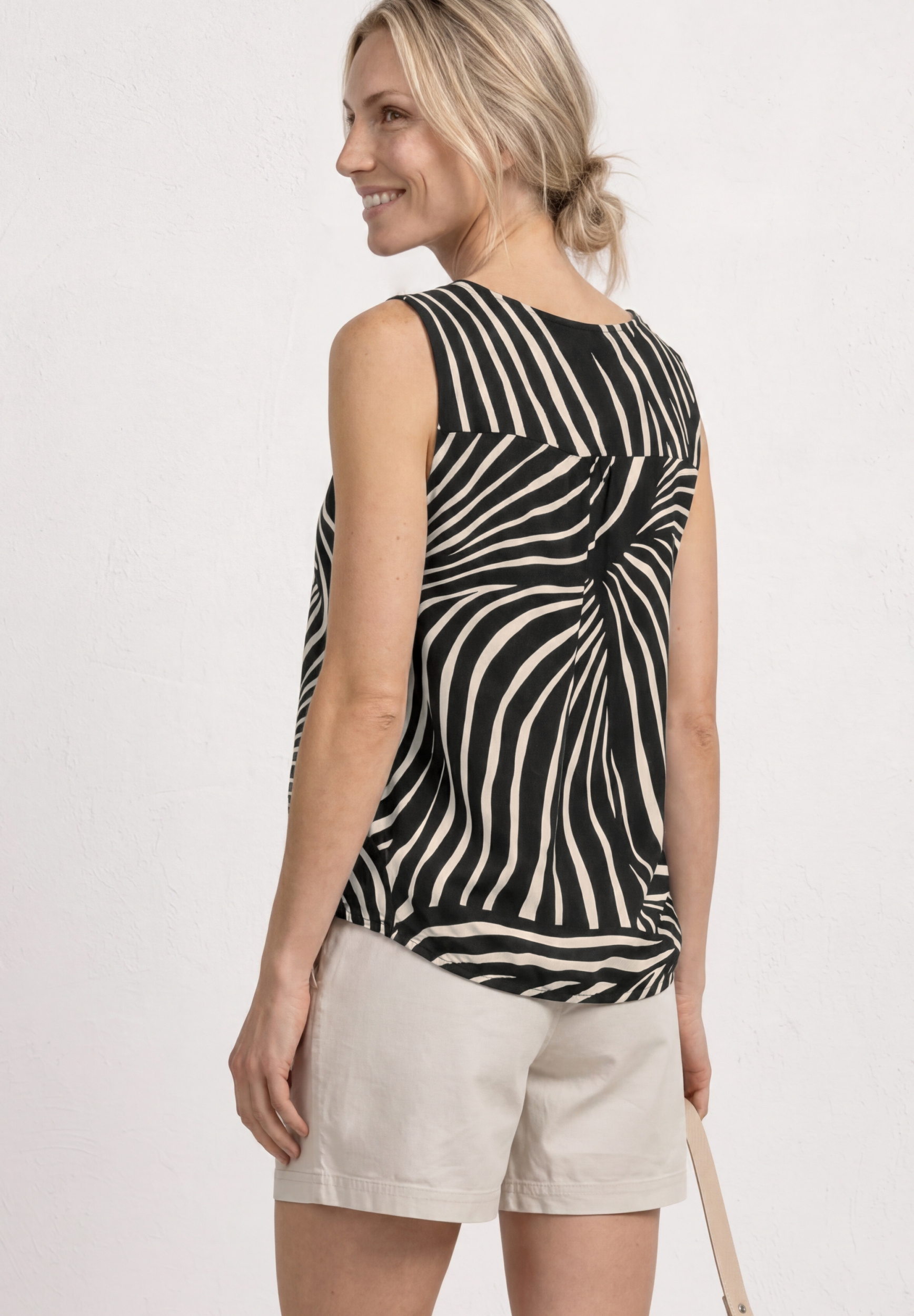 LTD QR printed jersey v-neck t #4