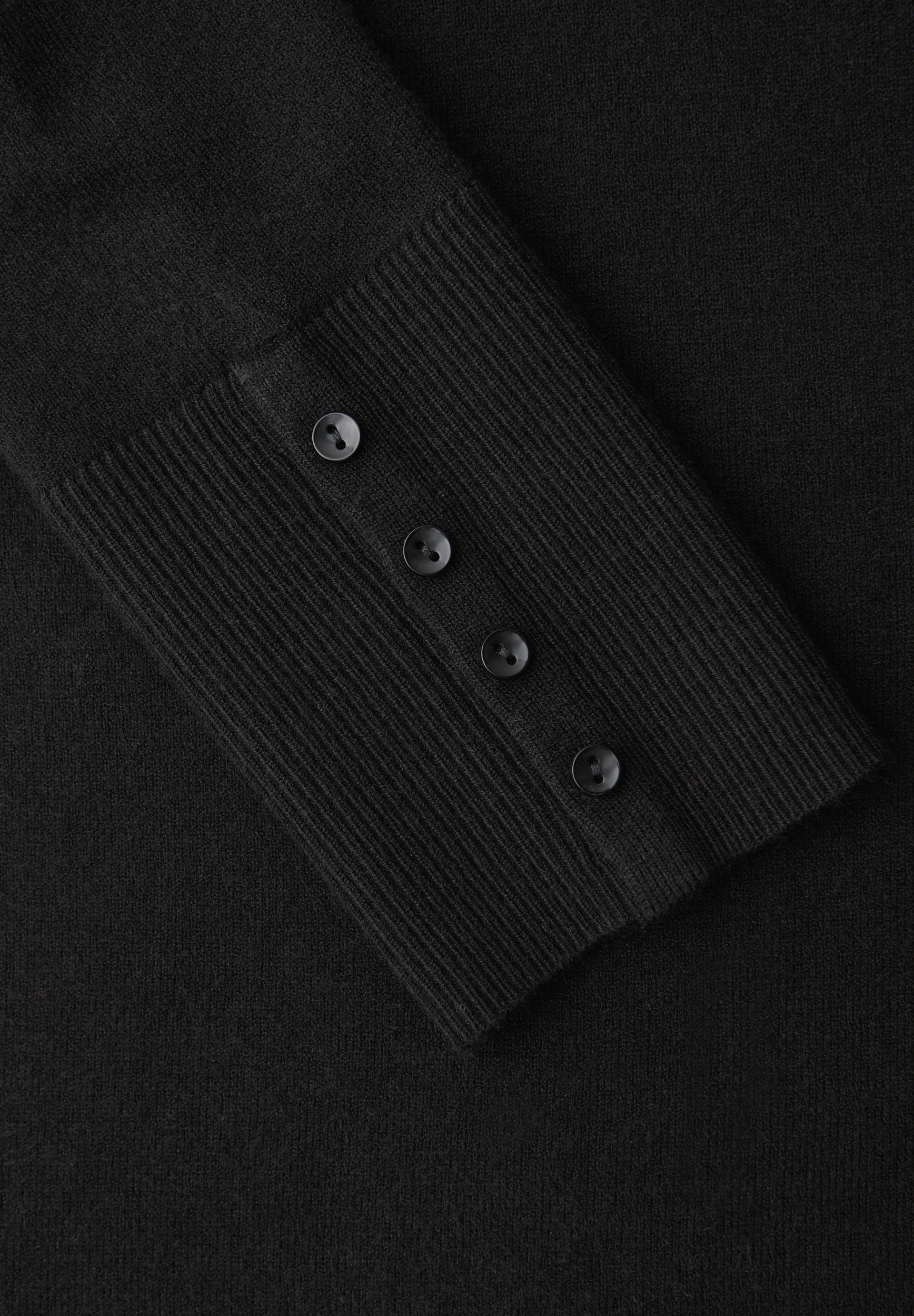 LTD QR Studio_button cuff deta #2