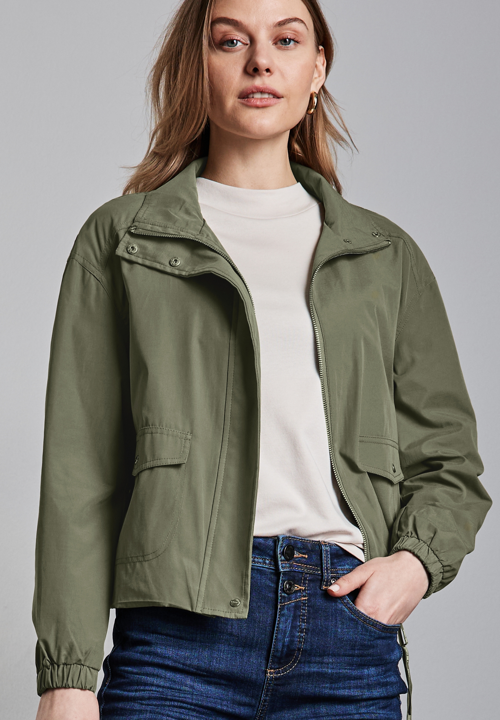 Kurze Jacke mit Stehkragen #4