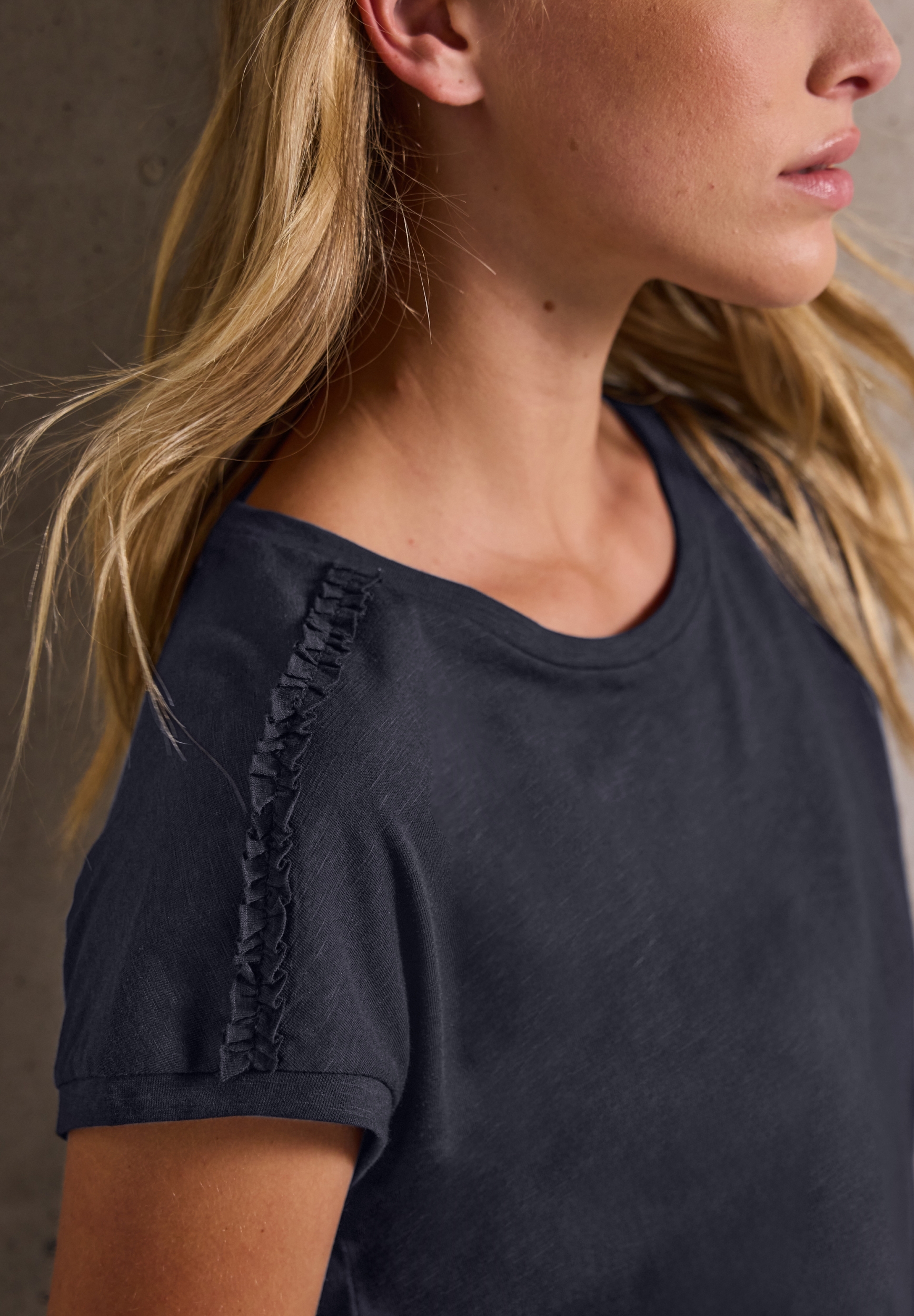 LTD QR_Studio_shirt w.frill at #6