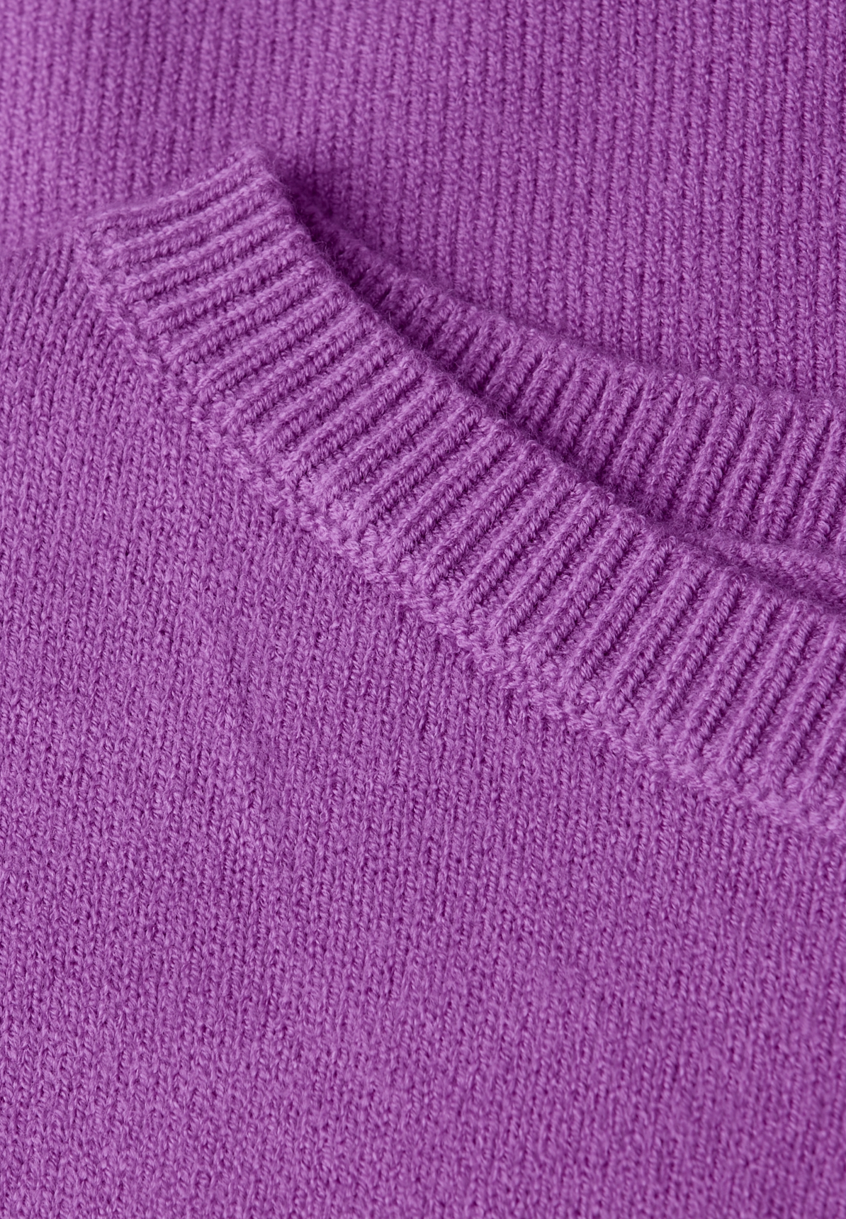 LTD QR Studio_sweater round ne #2