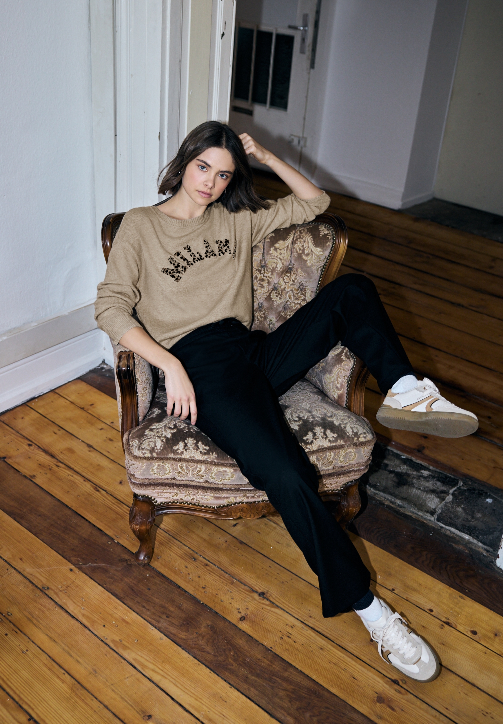 round neck leo wording sweater #6