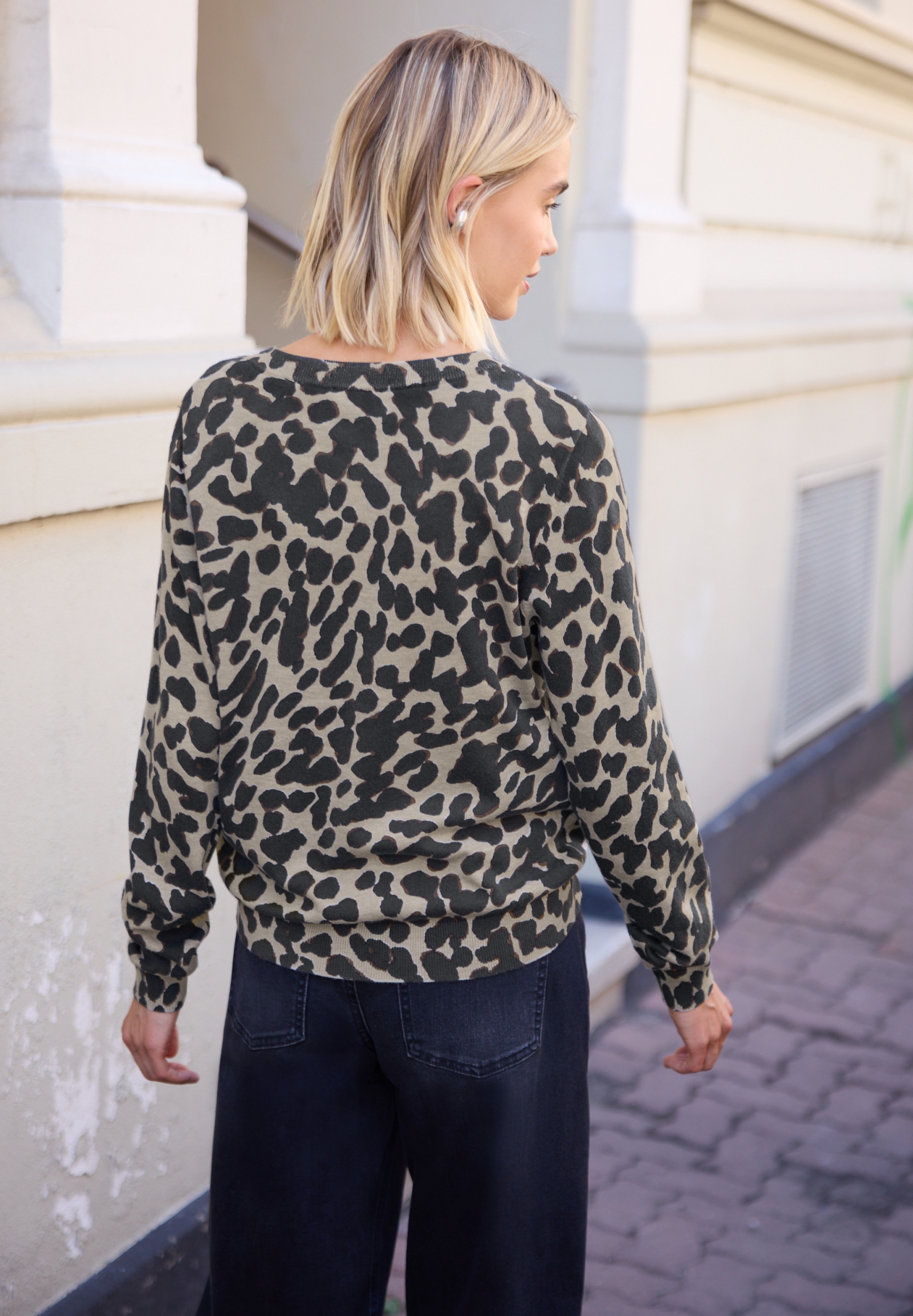 LTD QR Studio_Printed cardigan #4