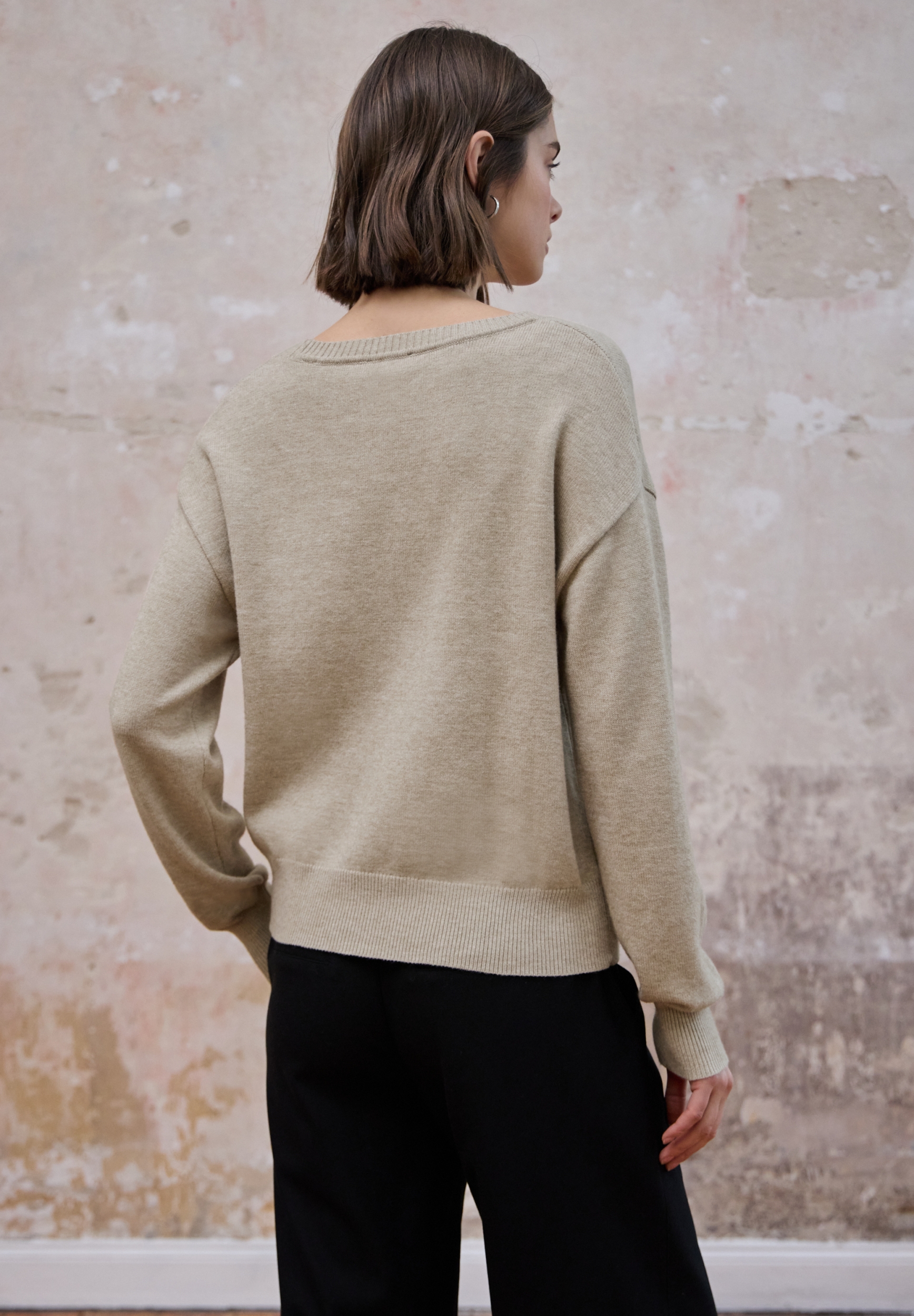 round neck leo wording sweater #4