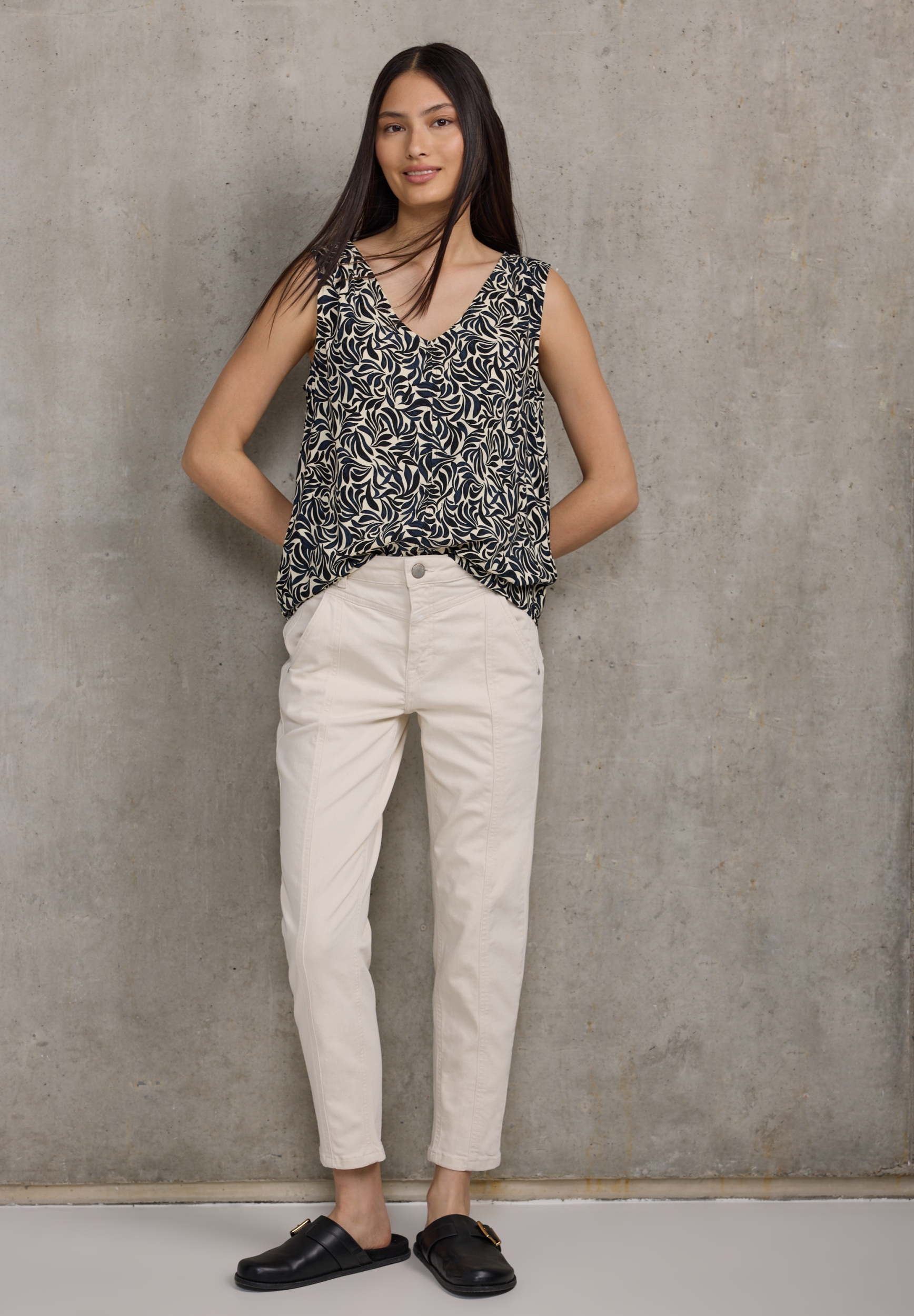 LTD QR V-neck top w seam detai #5