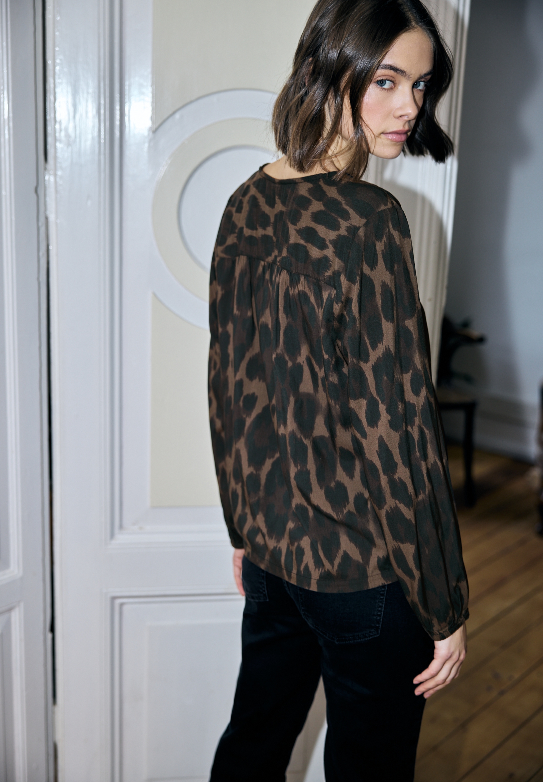 LTD QR Buttoned V-neck blouse #4