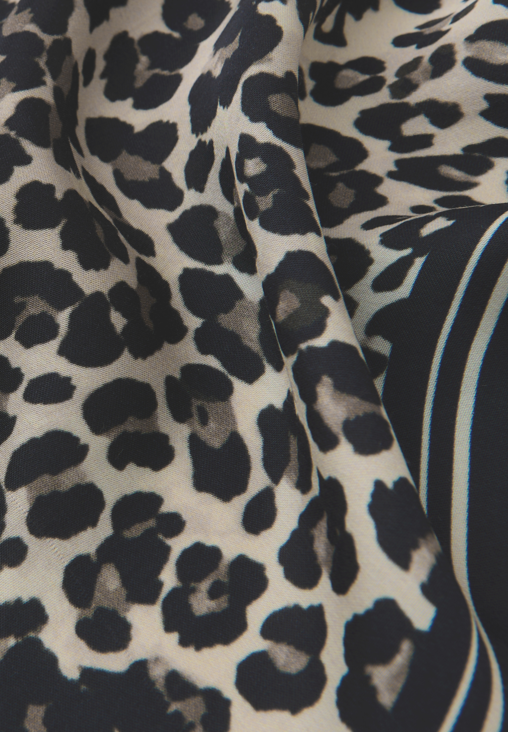 Leo Nicki Satin Square #3