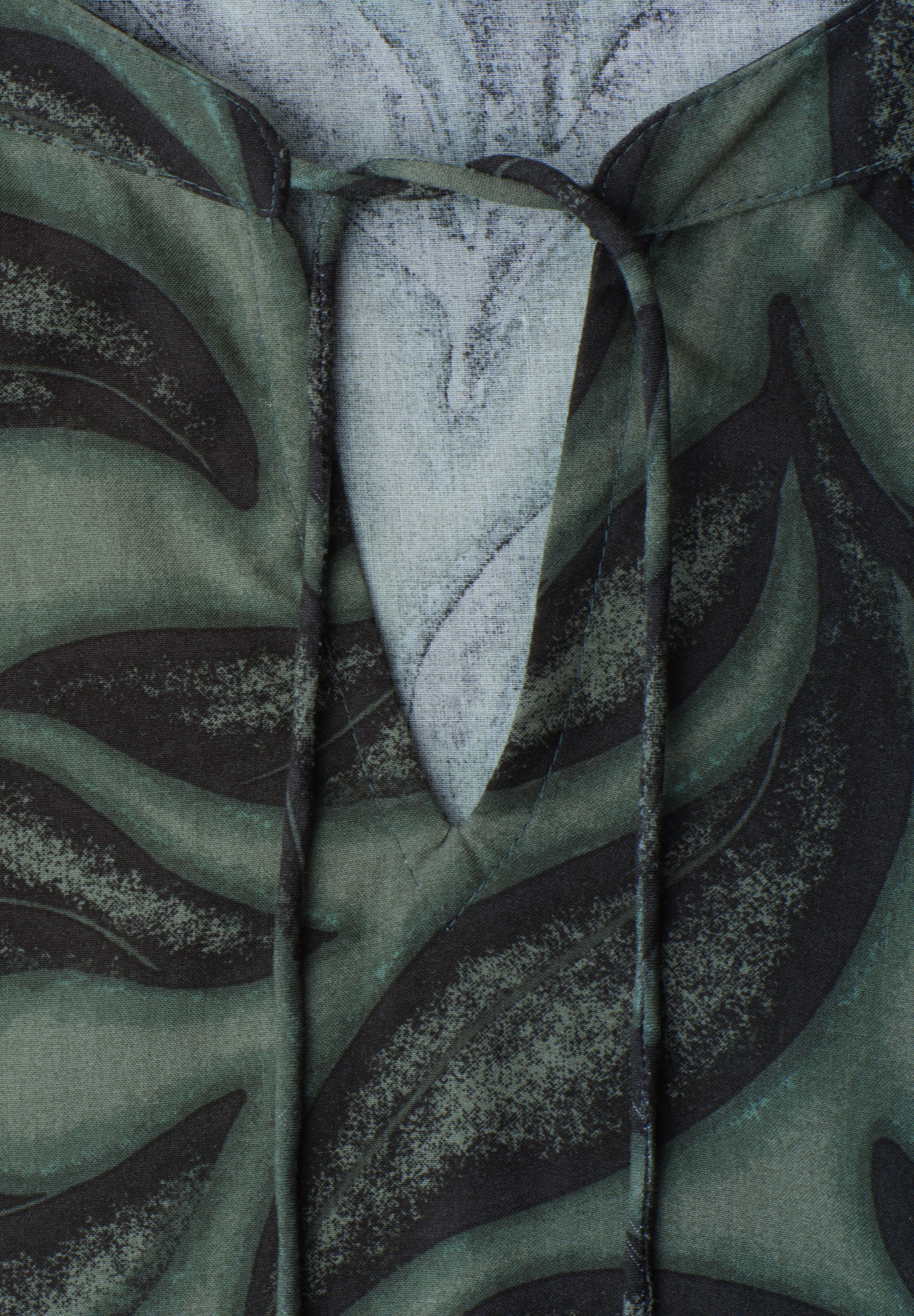 LTD QR Splitneck blouse w smok #2