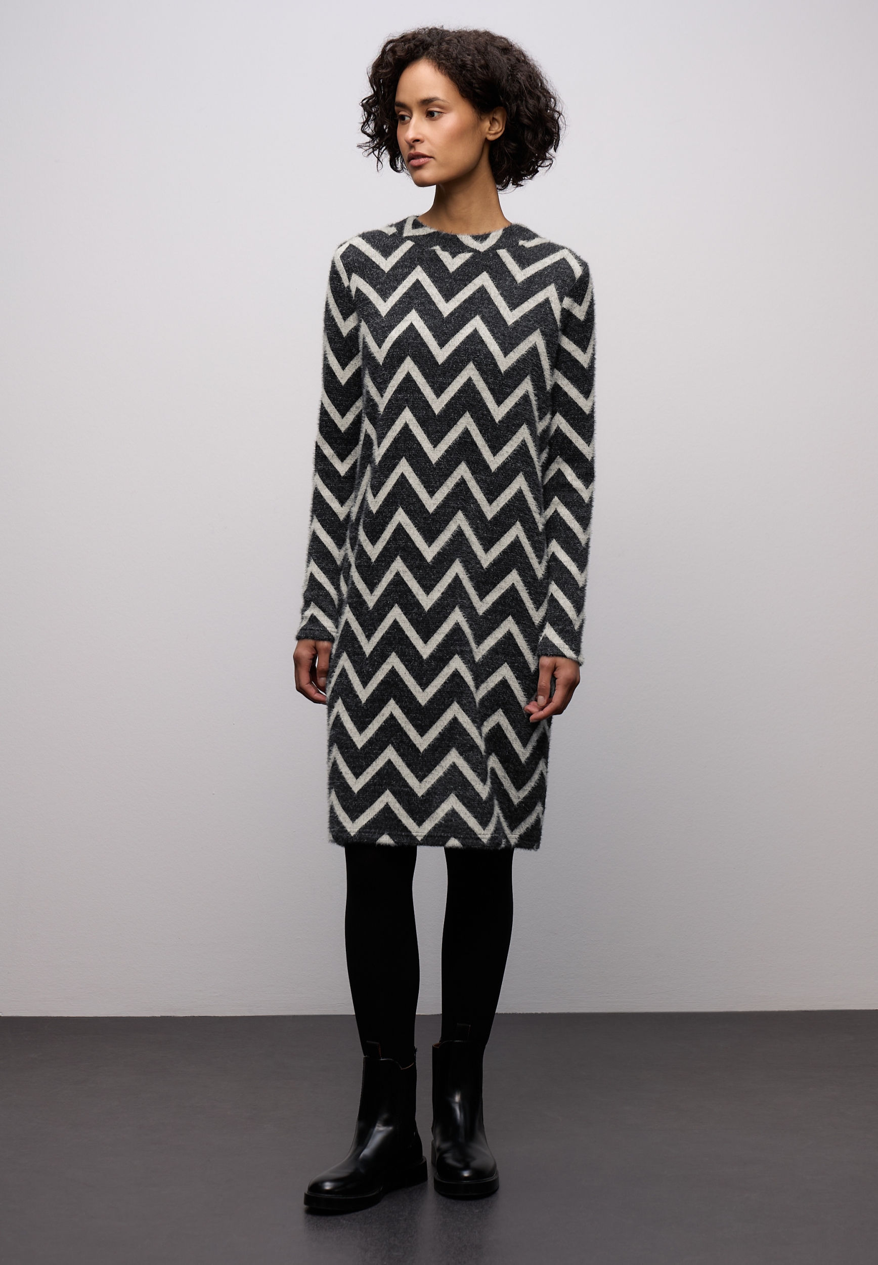 Feather Yarn T-shirt Dress_Des #3