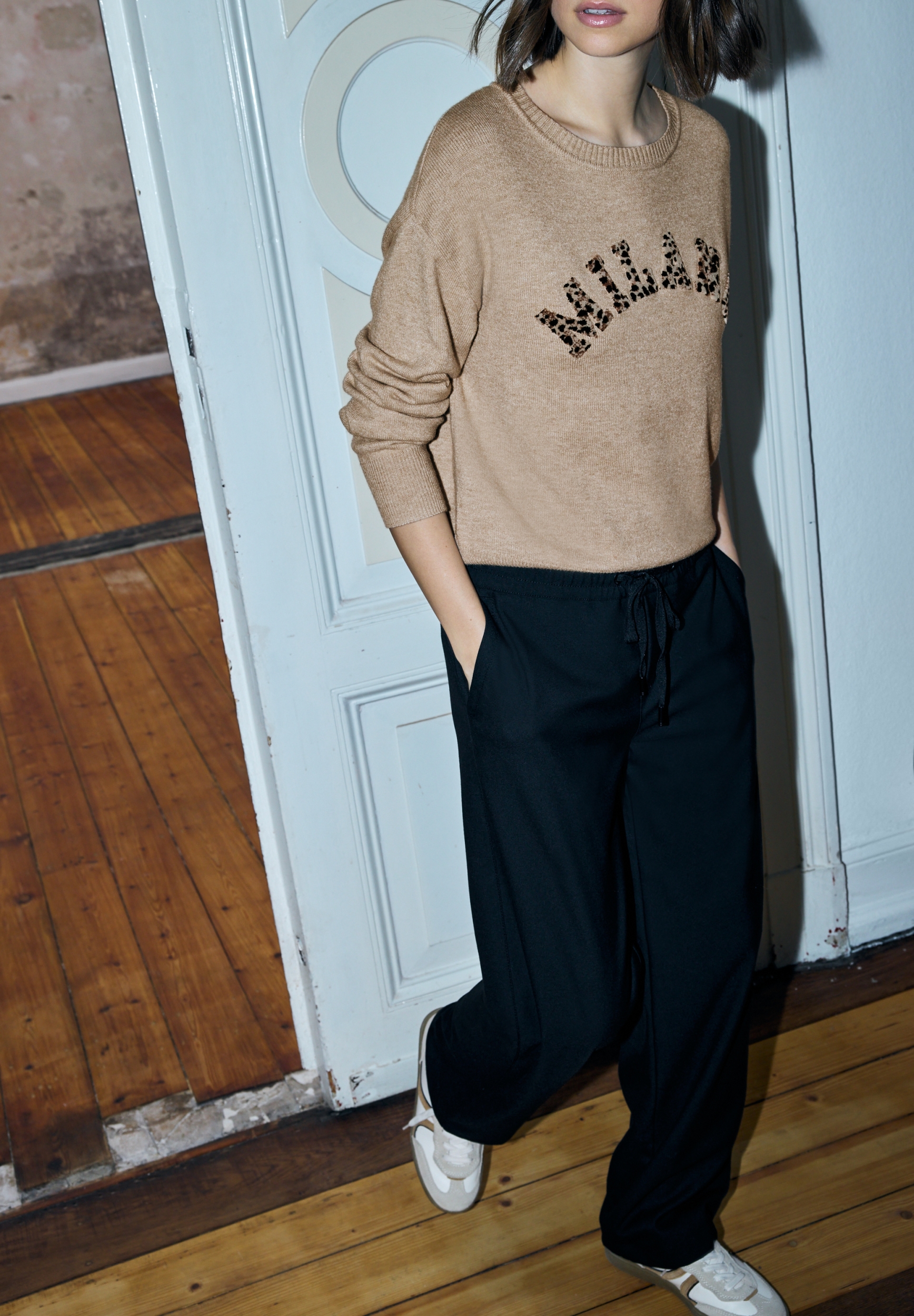 round neck leo wording sweater #5